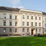 1280px-Justizministerium_in_Duesseldorf-Stadtmitte,_von_Nordosten