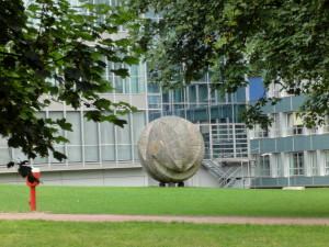 Skulptur_vor_dem_Oberlandesgericht_-_panoramio
